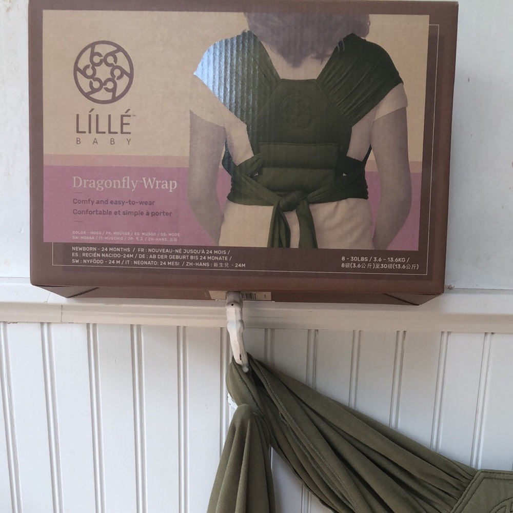 Lille baby dragonfly wrap in moss green.